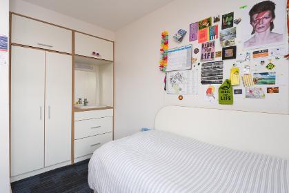 A band 3 shared bathroom bedroom in Derwent College. Example room layout. Actual layout and furnishings may vary. 